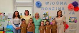 Pani Dyrektor wraz z nauczycielką i nagrodzonymi przedszkolakami, pozują do zdjęcia