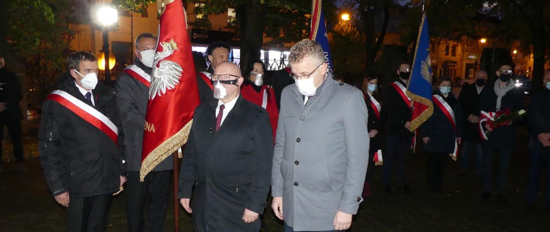 Starosta Grzegorz Piec i Członek Zarządu Dariusz Banasik przed wejściem do kościoła