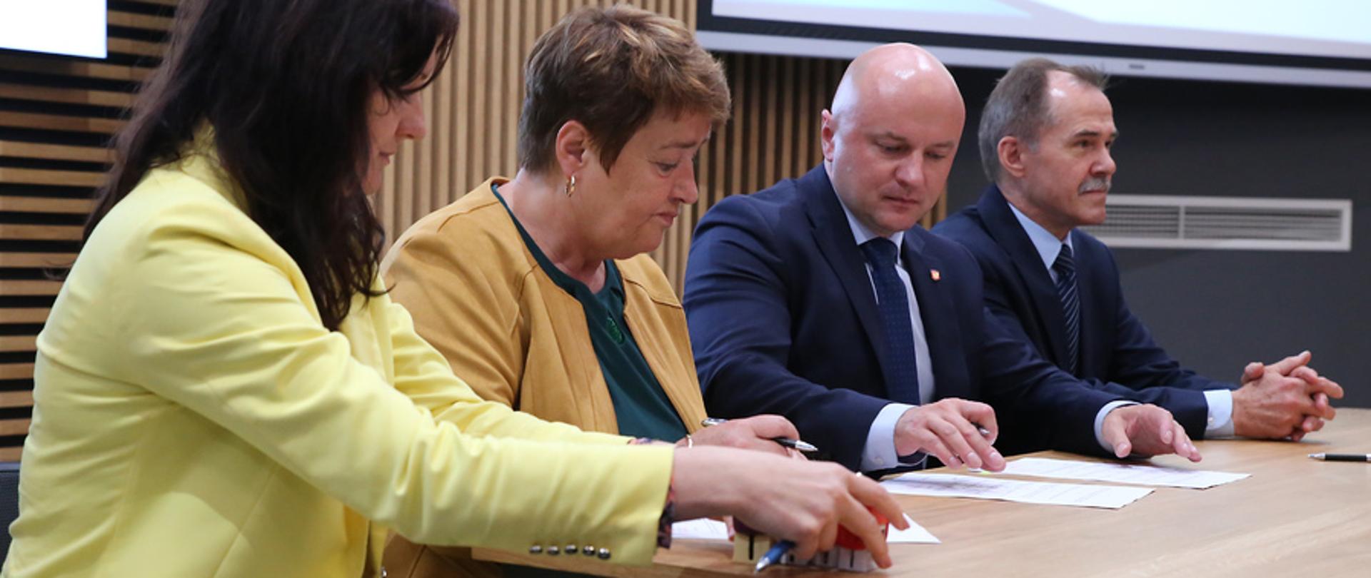Podpisanie umowy w ramach programu ,,Posiłek w szkole i w domu"
