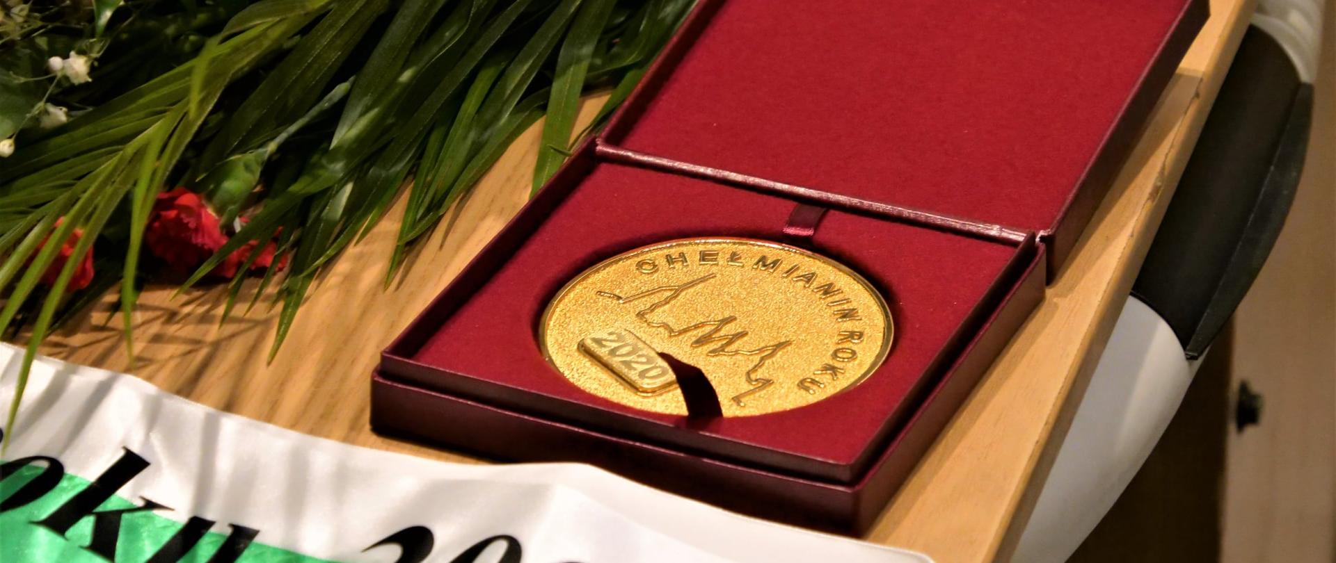 Zdjęcie przedstawia medal dla Chełmianina Roku