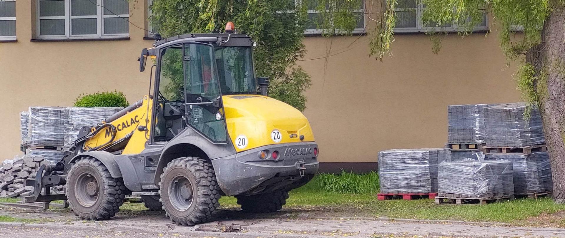 Koparka na ul. Młyńskiej w Świerklańcu
