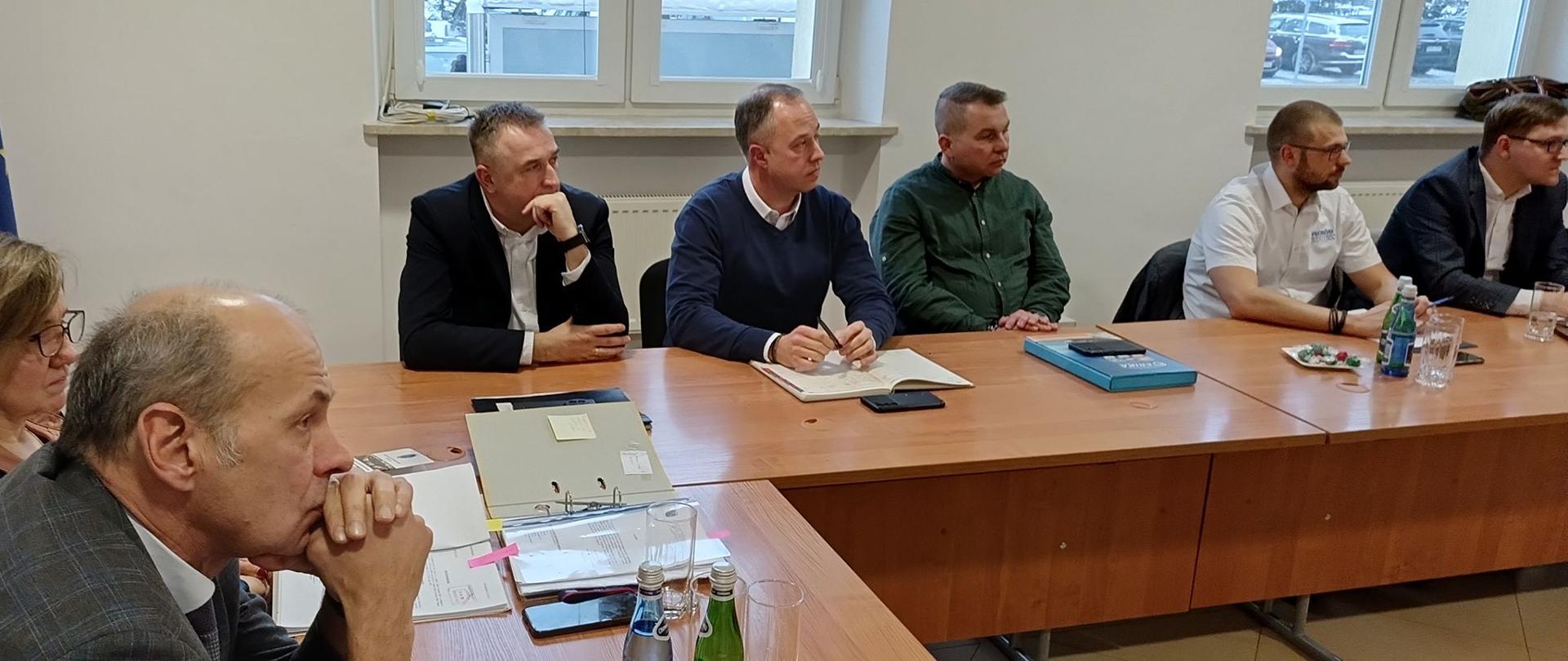 Uczestnicy spotkania w trakcie rozmów