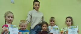 Wspólne zdjęcie laureatów konkursu i organizatorki