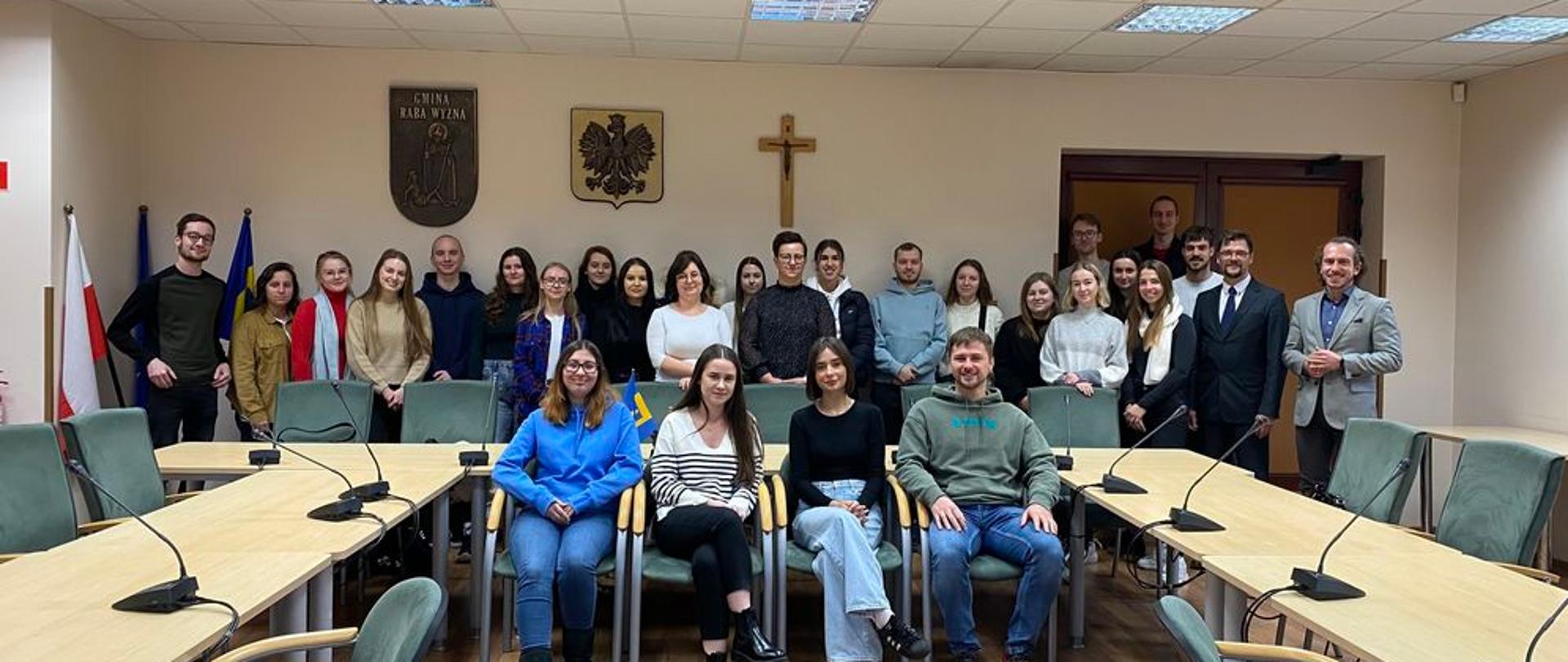 Studenci Gospodarki Przestrzennej Uniwersytetu Rolniczego w Krakowie wraz z pracownikami urzędu na sali obrad w Urzędzie Gminy Raba Wyżna 