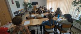 W trakcie konkursu - uczniowie słuchają prowadzącej zajęcia, zapoznają się z zadaniem 