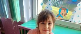 Nauka mycia zębów z wykorzystaniem gadżetów - zdjęcia szerokiego uśmiechu i szczoteczki