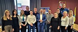 Zdjęcie przedstawia przedsiębiorców, którzy otworzyli swoje działalności przy pomocy Powiatowego Urzędu Pracy w Przasnyszu, przedstawicieli Urzędu Pracy oraz Starostę Przasnyskiego Krzysztofa Bieńkowskiego. Fotografię wykonano w sali konferencyjnej Centrum Aktywizacji Biznesu w siedzibie Starostwa Powiatowego w Przasnyszu.