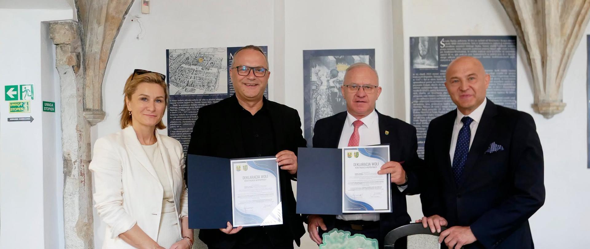 Moment prezentacji podpisanego porozumienia 