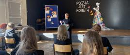W naszej szkole na Dzień Kobiet uczniowie recytują wiersze.
