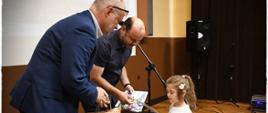 Moment wręczenia nagród uczestnikom konkursu