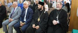 Starosta Hajnowski, Wojewoda Podlaski, Biskup Hajnowski a w dalszych rzędach siedzą pozostali zaproszeni goście