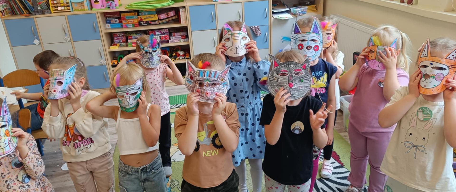 dzieci w maskach
