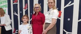 Dyrekcja Przedszkola wraz z przedstawicielką Nadleśnictwa Hajnówka wręczają nagrody dzieciom, pozując do wspólnego zdjęcia