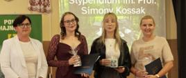 Uhonorowani stypendyści pozują do zdjęcia z dyrekcją szkoły i Wicestarostą Justyną Jarmocik
