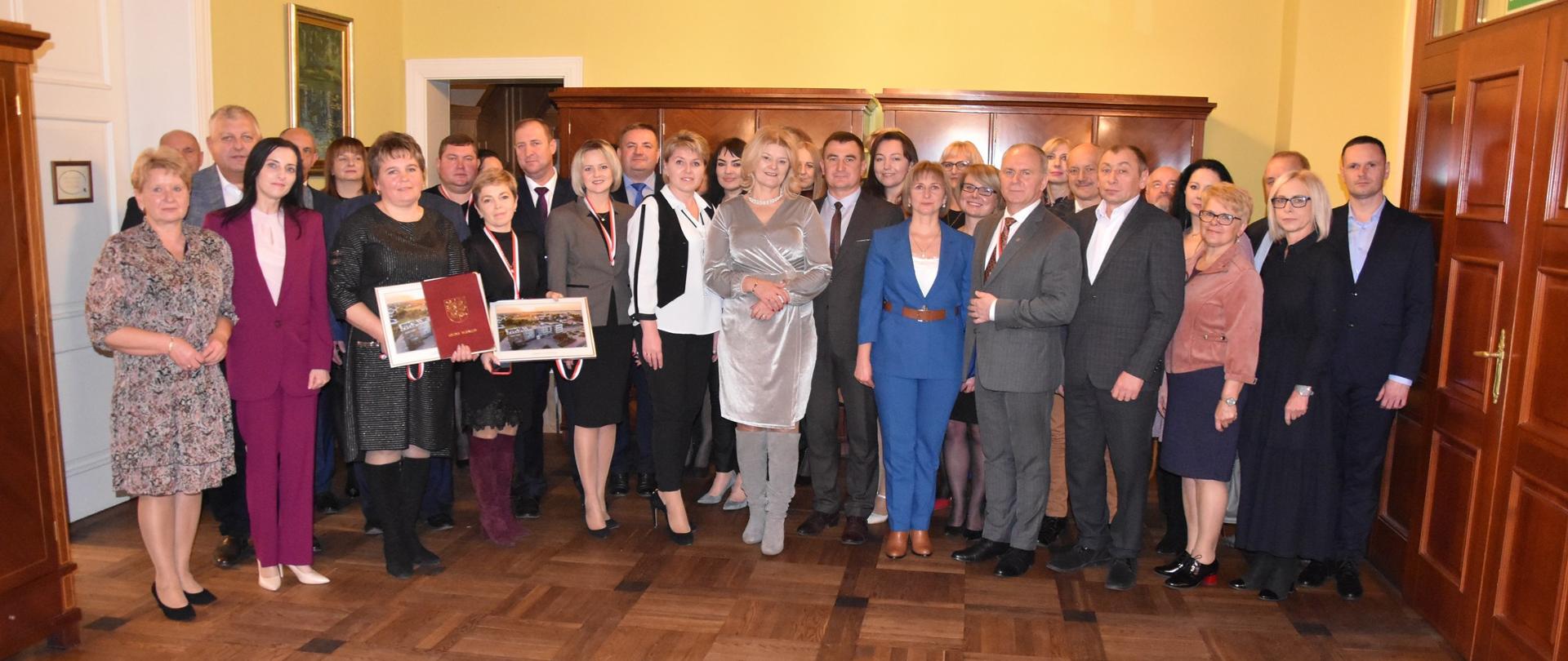 Osoby biorące udział w uroczystym podpisaniu umów współpracy między gminami