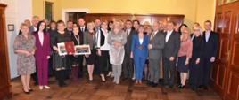 Osoby biorące udział w uroczystym podpisaniu umów współpracy między gminami