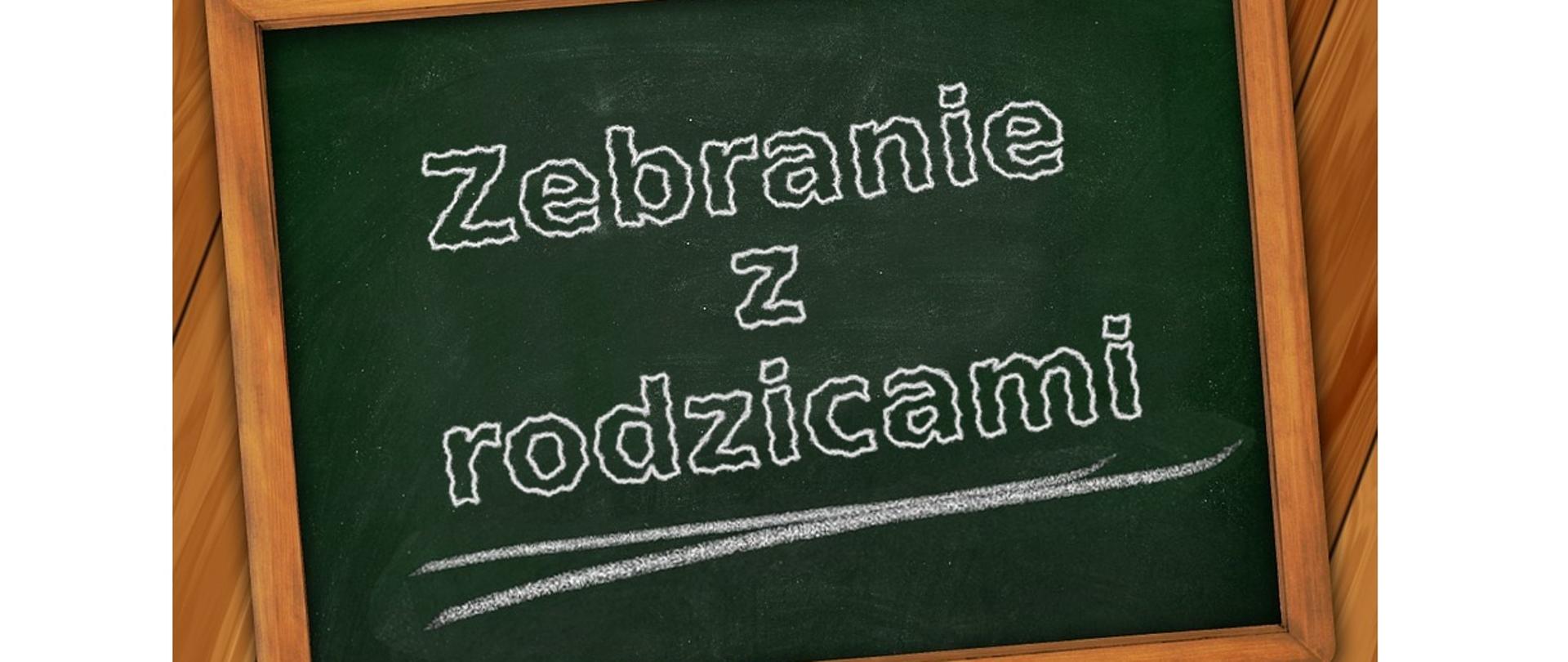 Napis Zebranie z rodzicami narysowany na zielonej tablicy