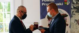 W imieniu Pana Ministra Macieja Małeckiego, odznaczenie odebrał Michał Orliński - Dyrektor Biura Poselskiego