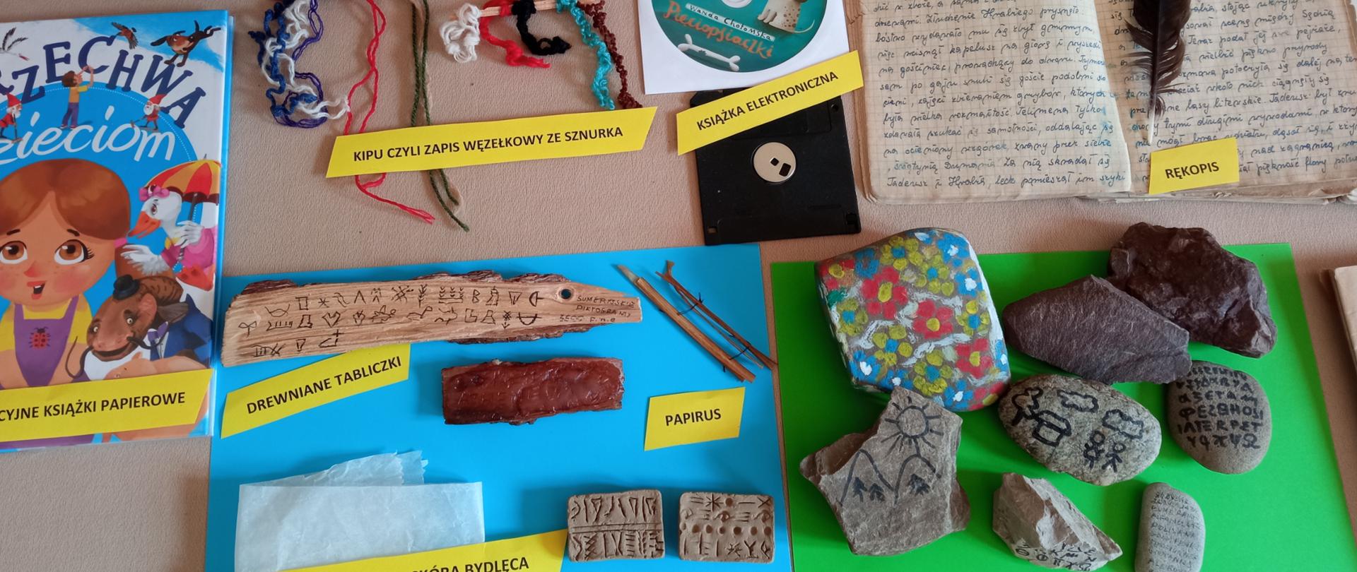Wystawa kamieni i książek w szkolnej bibliotece
