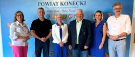zdjęcie grupowe z przedstawicielem firmy certyfikującej 