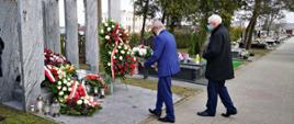 Starosta Krzysztof Bieńkowski w towarzystwie Włodzimierza Fetlińskiego skłąda kwiaty na grobie śp. senator Janiny Fetlińskiej. Cmentarz komunalny w Ciechanowie.