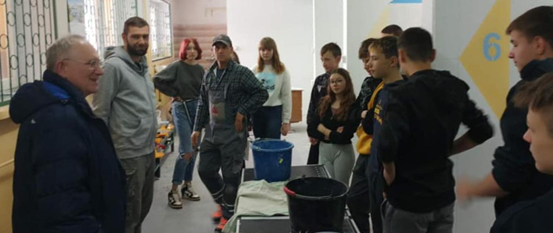 Akademia Młodego Technika - dyrektor ZS nr 1 Romuald Margański odwiedza uczniów podczas zajęć