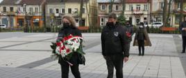 Delegacja Towarzystwa Przyjaciół Ziemi Łosickiej składająca kwiaty