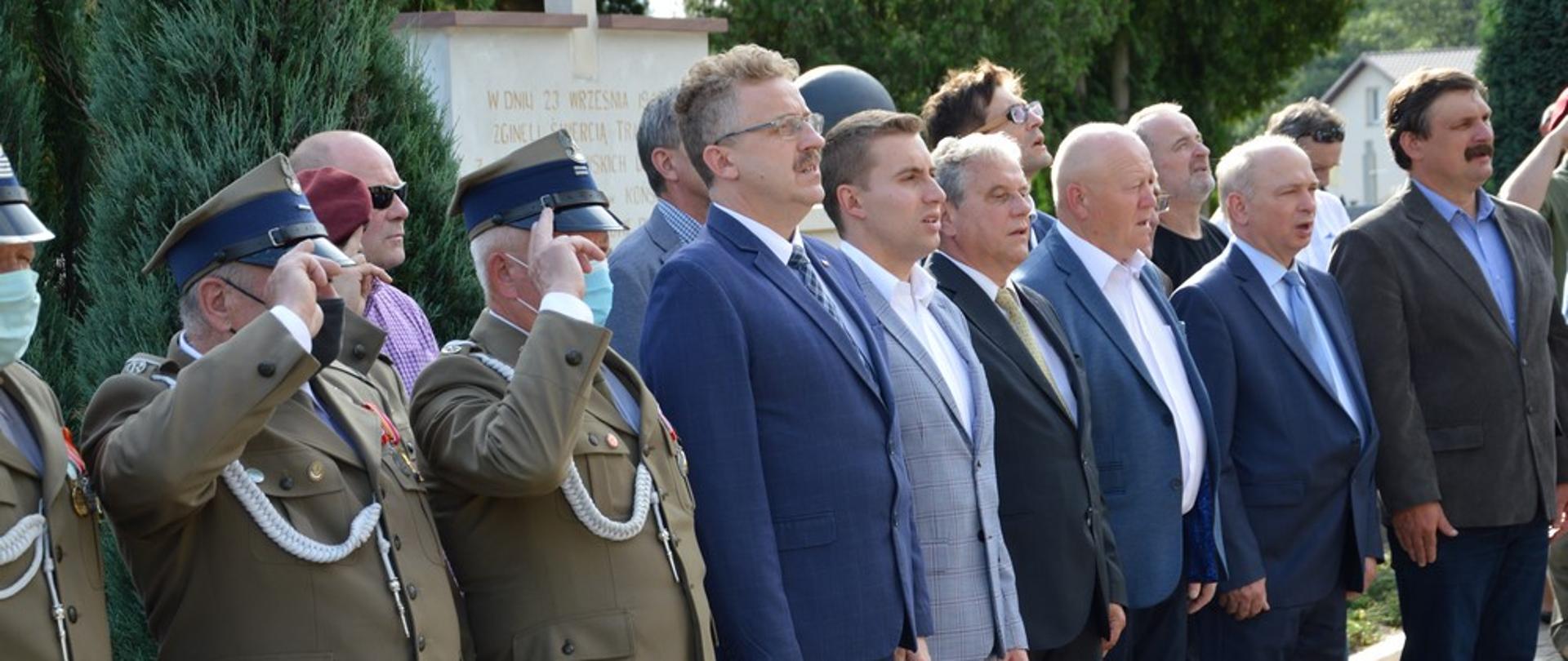 Uczestnicy uroczystości podczas hymnu narodowego