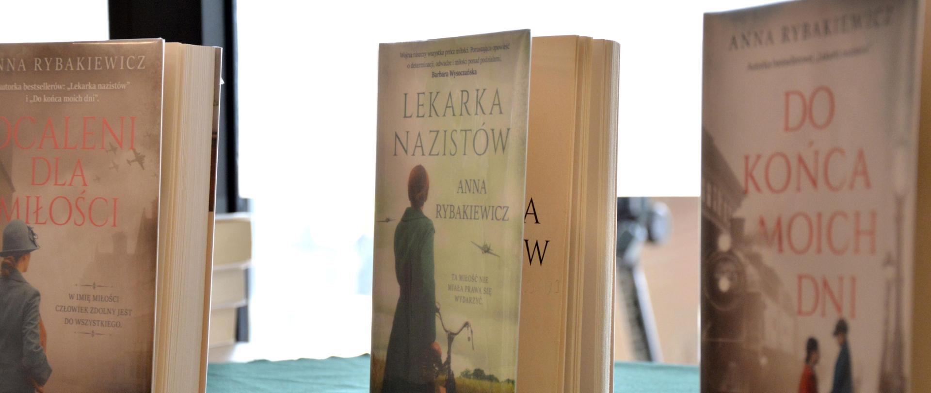 Książki autorki Anny Rybkiewicz, stojące na wystawie