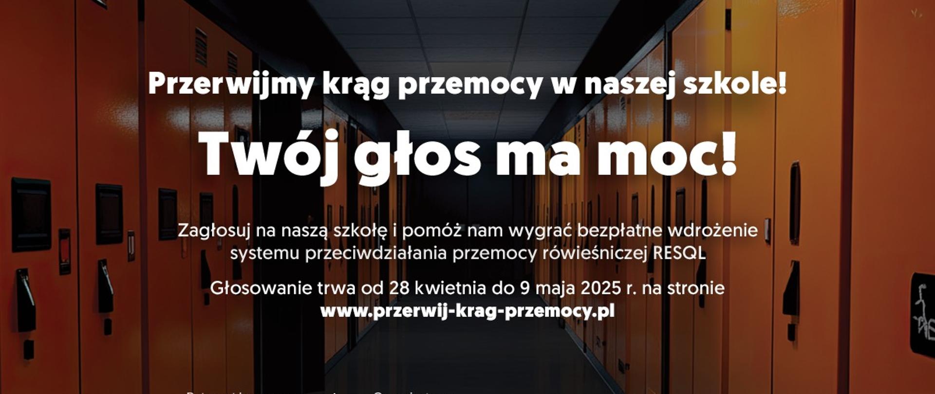 Na tle szafek, logotypy organizatorów głosowania oraz informacja, zwarta w artykule