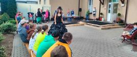 Pokaz mody - uczniowie preznetują stroje, wykonane z recyklingu