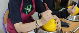 Uczennica podczas zajęć z dekoracji potraw - wycina ozdobę w melonie