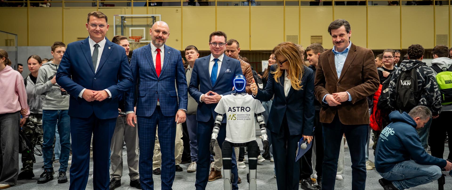 Organizatorzy i goście targów z robotem ASTRO z Akademii Nauk Stosowanych w Nowym Sączu.