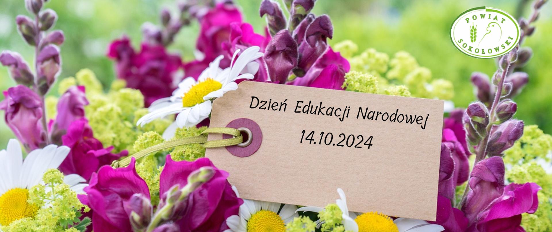 Grafika z okazji święta Edukacji Narodowej. Na bukiecie z różowych, zielonych kwiatów oraz stokrotek widnieje tekturowa zawieszka z napisem Dzień Edukacji Narodowej 14.10.2024. W prawym górnym rogu biało - zielone logo powiatu sokołowskiego z zarysem sokoła.