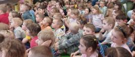 Dzieci oglądające spektakl