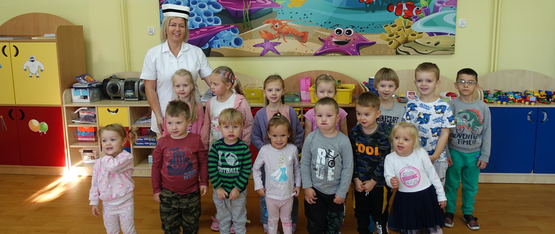 Pamiątkowe zdjęcie przedszkolaków z panią pielęgniarką