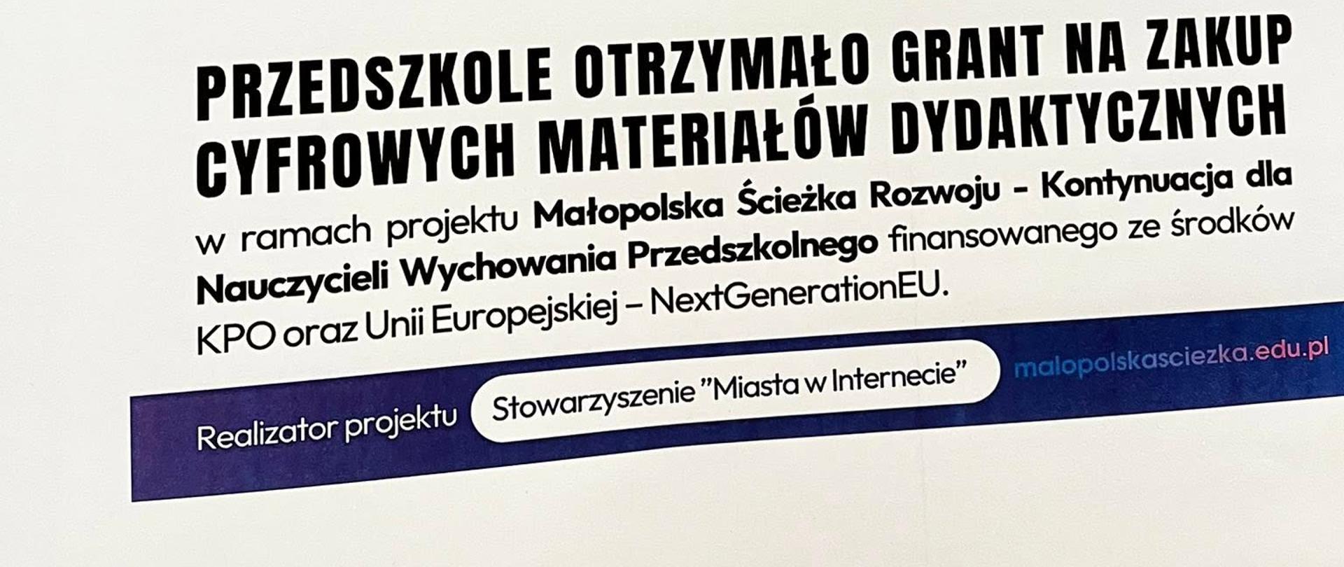 Plakat przedstawiający dwoje dzieci i nauczycielkę bawiące się robotami, poniżej napis "Przedszkole otrzymało grant na zakup cyfrowych materiałów dydaktycznych w ramach projektu Małopolska Ścieżka Rozwoju"