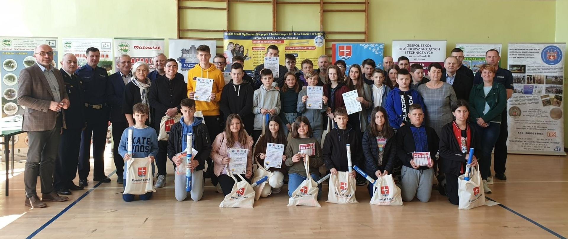 Wszyscy uczestnicy eliminacji wraz z organizatorami wydarzenia.