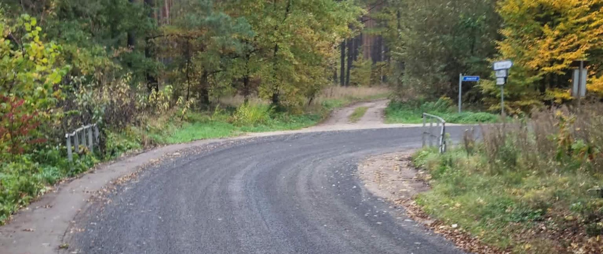 Przebudowana droga w miejscowości Brzegi
