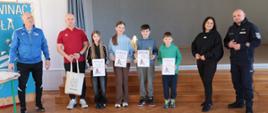 Pamiątkowe zdjęcie laureatów eliminacji
