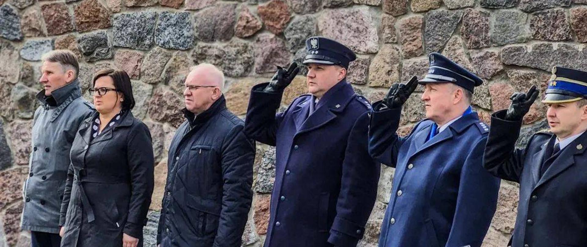 Przedstawiciele władz lokalnych oddają hołd