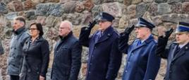 Przedstawiciele władz lokalnych oddają hołd