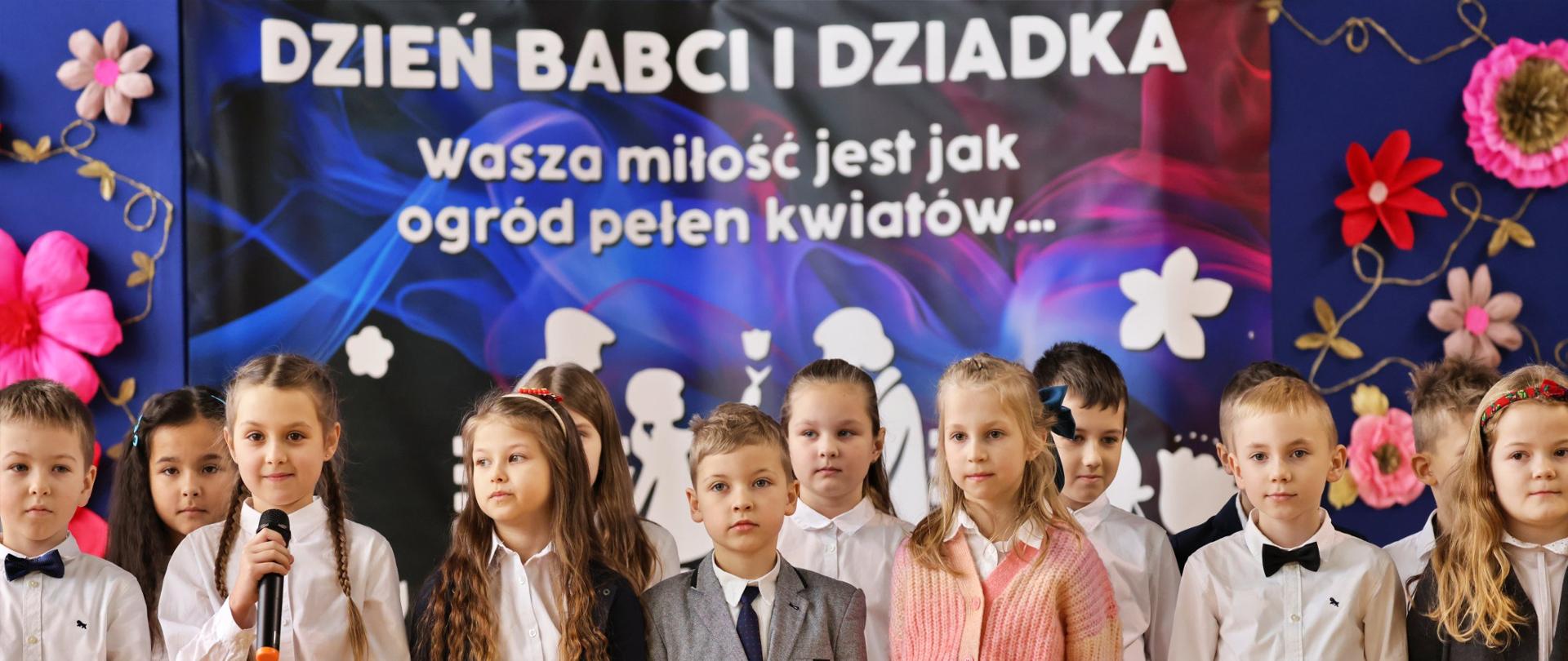 dzieci podczas przedstawienia z okazji dnia babci i dziadka