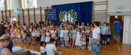 Wspólne wykonanie ,,STO LAT dla rodziców od zgromadzonych dzieci