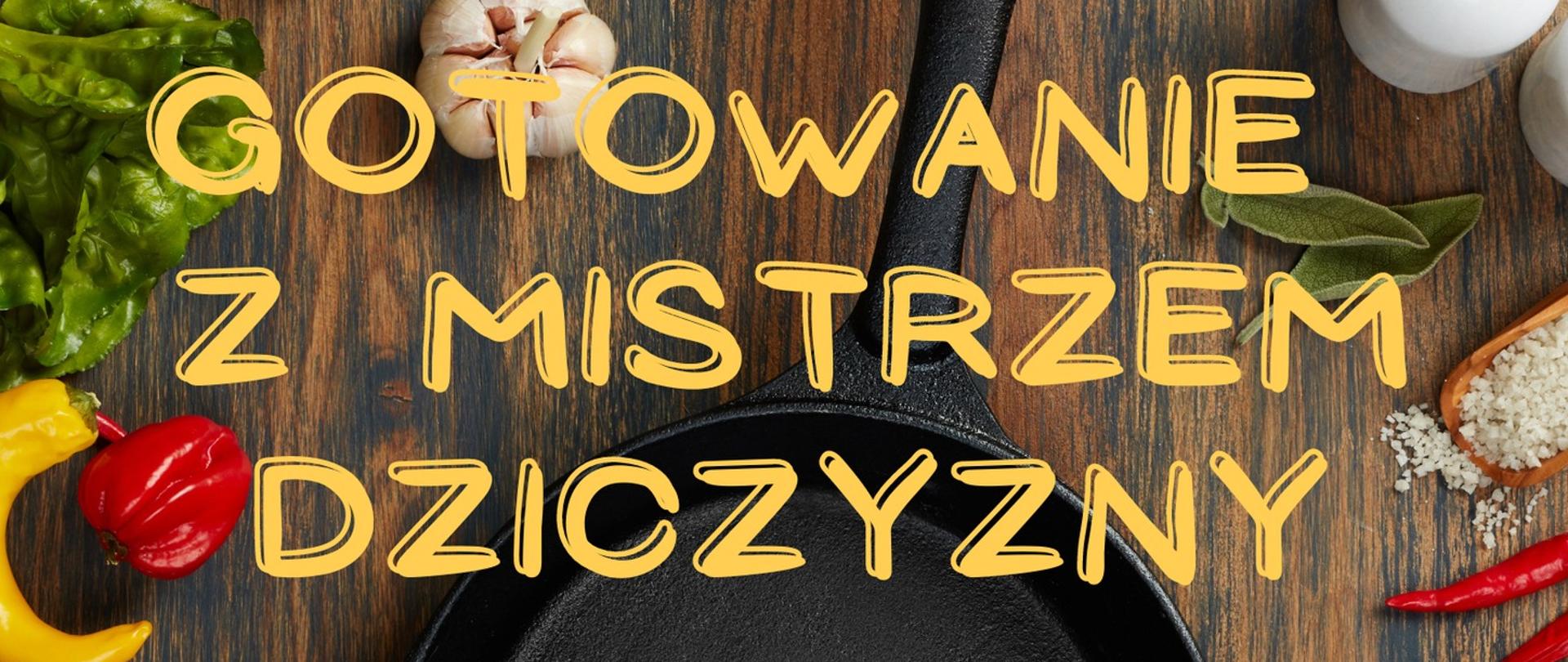 Na tle zdjęcia patelni na stole otoczonej przyprawami napisy organizacyjne, zawarte w artykule