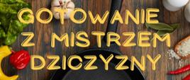 Na tle zdjęcia patelni na stole otoczonej przyprawami napisy organizacyjne, zawarte w artykule