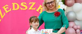 Dyrektor Ewelina Dorota Durzyńska pozuje do zdjęcia z absolwentami przedszkola