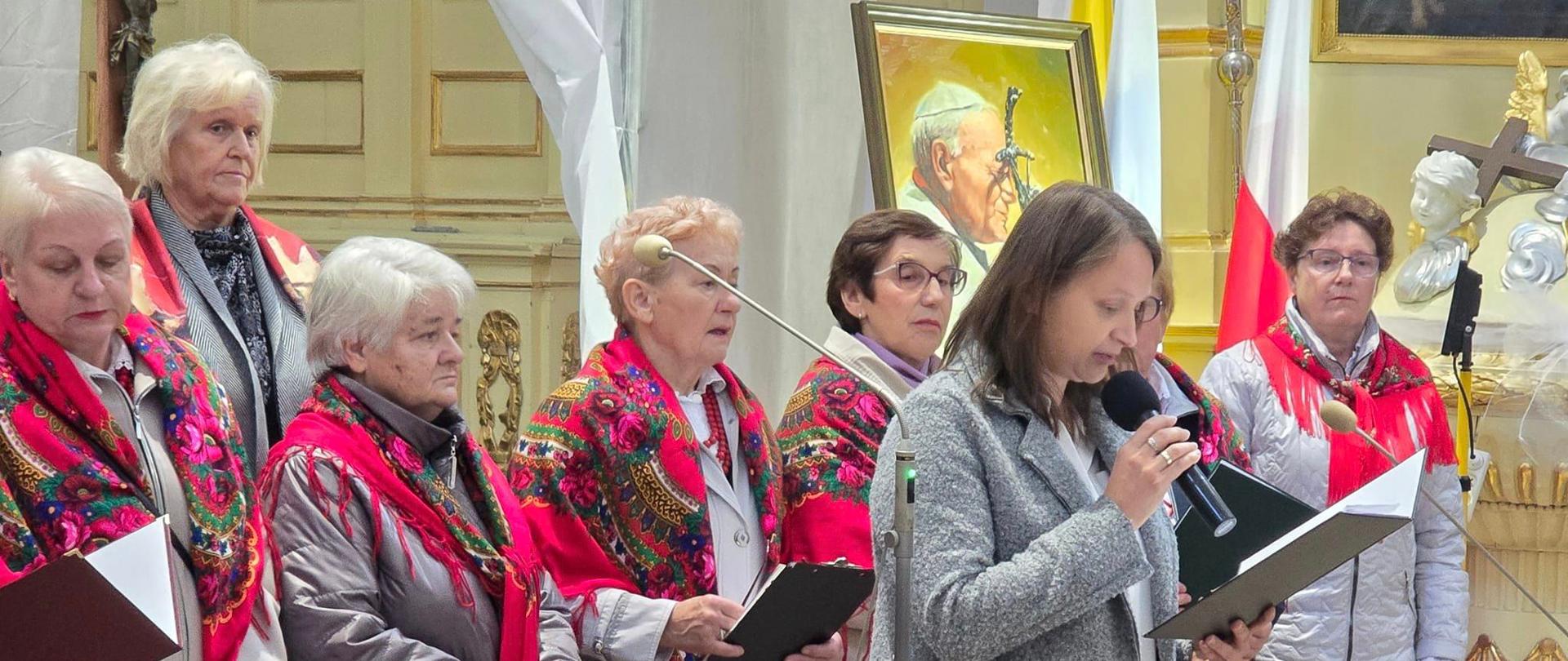 Dnia Papieskiego przedstawiciele różnych pokoleń zabrali nas w duchowo-artystyczną podróż. To znamienne, że zaangażowali się zarówno ci, którzy pamiętają czasy, gdy na Stolicy Piotrowej zasiadał Papież Polak, jak również ci, dla których stan wiedzy na temat osoby i nauczania św. Jana Pawła II zależny jest od tego, jak ją przekażą starsze pokolenia.