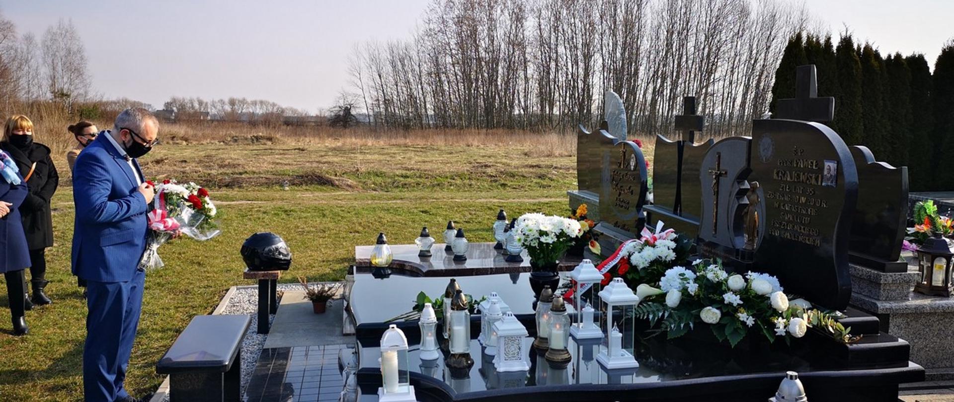W 11 rocznicę katastrofy smoleńskiej Starosta Krzysztof Bieńkowski składa kwiaty na grobie śp. por. Pawła Krajewskiego. Cmentarz komunalny w Przasnyszu.