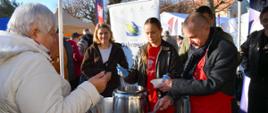 Stoisko Powiatu Dąbrowskiego na Kiermaszu Świątecznym w Dąbrowie Tarnowskiej